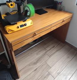 Scrivania in legno 