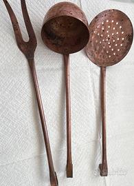 Set tre utensili in rame usato per esposizione