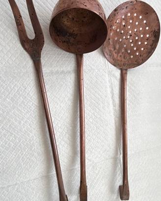 Set tre utensili in rame usato per esposizione