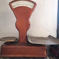 Bilancia con piatti in ottone