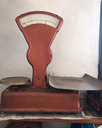 Bilancia con piatti in ottone