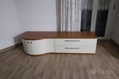 Mobile Basso di Design per Soggiorno / TV – Legno
