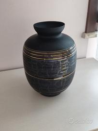 Vaso nero con decorazioni in oro
