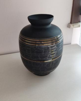 Vaso nero con decorazioni in oro