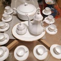 Servizio in porcellana con bordature dorate 
