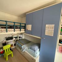 Cameretta a due letti con ponte scorrevole