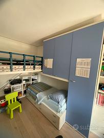 Cameretta a due letti con ponte scorrevole