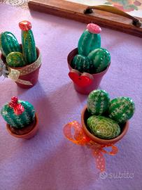 LOTTO DI 4 VASETTI DI CACTUS CON SASSI DIPINTI 