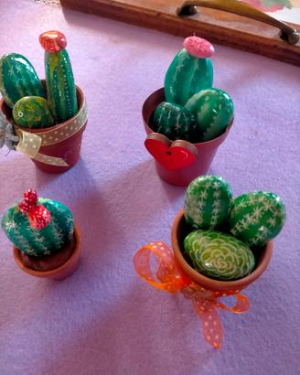 LOTTO DI 4 VASETTI DI CACTUS CON SASSI DIPINTI 