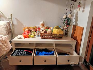 mobile TV bianco, con cassetti.