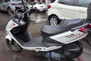 SPENDIDO  SCOOTER TENUTO SEMPRE AL COPERTO