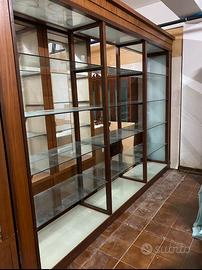 Libreria con ripiani in vetro