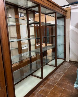 Libreria con ripiani in vetro