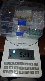 Set perline e perle in vetro e vari tipi di pietra