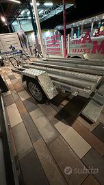 Rimorchio pima per trasporto moto a 3 corsie.