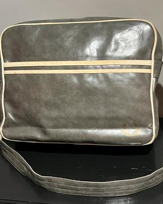 Borsa a tracolla fred perry in pelle grigio