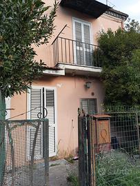 Casa con circa 500mq di spazio fuori