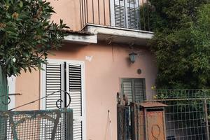 Casa con circa 500mq di spazio fuori