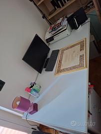 scrivania con cassettiera annessa