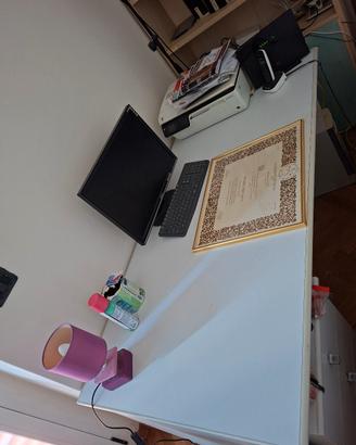 scrivania con cassettiera annessa