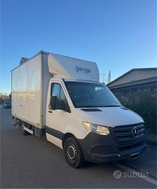 mercedes sprinter 2021 con la sponda idraulica