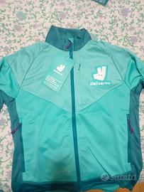 Abbigliamento e borsa Deliveroo per consegne