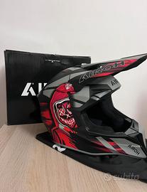 Accessori motocross casco, ginocchiera e occhiali