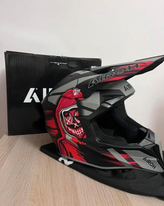 Accessori motocross casco, ginocchiera e occhiali