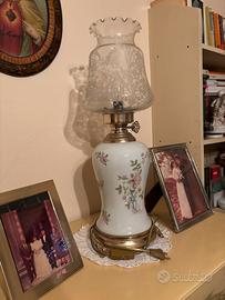 Lampada vintage con decorazione floreale