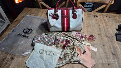 Borsa, foulard, occhiali e portafogli Gucci.