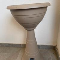 Vaso da giardino su piedistallo