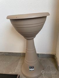 Vaso da giardino su piedistallo