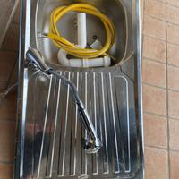 Lavello una vasca con miscelatore cappa