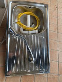 Lavello una vasca con miscelatore cappa