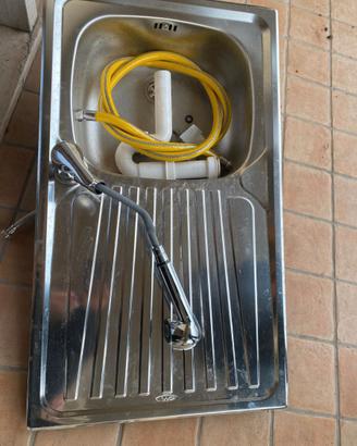Lavello una vasca con miscelatore cappa