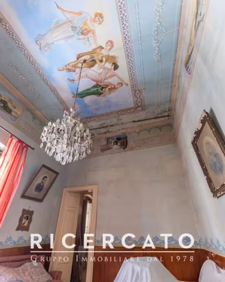 Casa indipendente di 300 m² con più di 5 locali a 