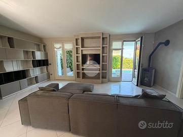 VILLA SINGOLA A POLPENAZZE DEL GARDA