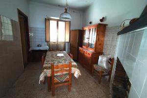 Ampia casa bilivelli con giardino