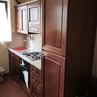 Cucina con top, lavandino, piano cottura e forno