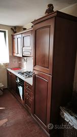 Cucina con top, lavandino, piano cottura e forno