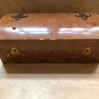 Vecchio bauletto in legno da tavolo