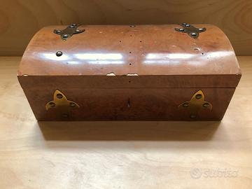 Vecchio bauletto in legno da tavolo