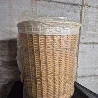 Cesta di vimini con rivestimento decorato all'unci