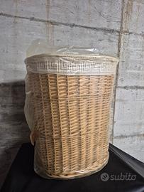 Cesta di vimini con rivestimento decorato all'unci