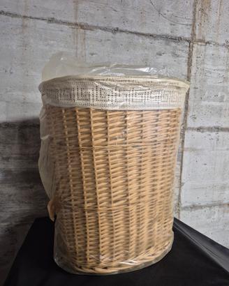 Cesta di vimini con rivestimento decorato all'unci