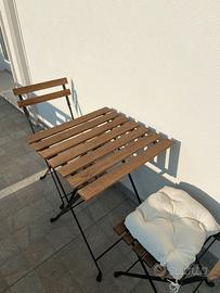 Tavolino con sedie da balcone