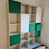 Libreria in legno verde e panna