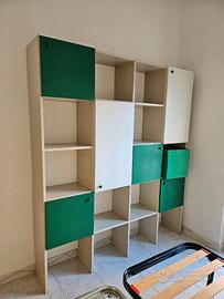 Libreria in legno verde e panna