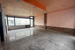 NEGOZIO AL PIANO TERRA CON VETRINE - RENDITA DEL 9