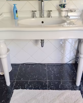 Lavandino bagno a consolle in ceramica